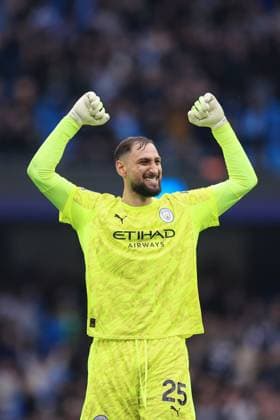 Fußball Premier League Manchester City gegen Burnley 27. September 2025 Premier League Manchester City gegen Burnley Manchester City Torwart Gianluigi Donnarumma feiert Foto Simon Stacpoole Abseits Manchester UK  Copyright: xSimonxStacpoolexOffside
