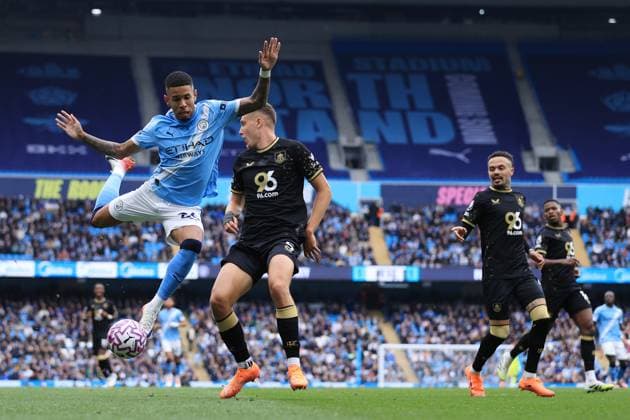 Fußball Premier League Manchester City gegen Burnley 27. September 2025 Premier League Manchester City gegen Burnley Savinho von Manchester City im Zweikampf mit Maxime Esteve von Burnley Foto Simon Stacpoole Abseits Manchester UK  Copyright: xSimonxStacpoolexOffside