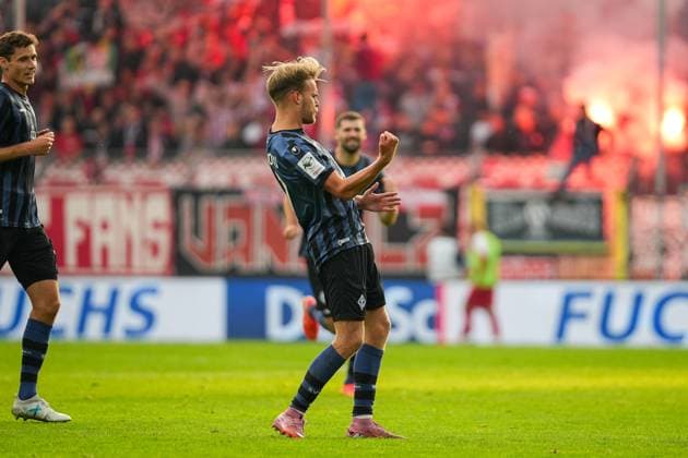 Soccer 3 Liga, Matchday 8, SV Waldhof Mannheim Rot Weiss Essen on 27 09 2025 in Mannheim Carl Benz Stadion , Germany, Season 2025 2026 DFL REGULATIONS PROHIBIT ANY USE OF PHOTOGRAPHS AS IMAGE SEQUENCES AND OR QUASI VIDEO Nicklas Shipnoski 07, SVWM cheers to 3 0 Emotions, Cheering, Goal Mannheim Carl Benz Stadion Germany Copyright: xChristophxKinzingerx