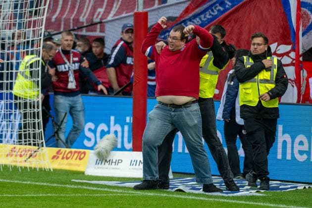 Tummult after an FCH fan got injured, GER, 1 FC Heidenheim vs FC Augsburg, Football, Bundesliga, Matchday 5, Season 2025 2026, 27 09 2025, DFL DFB REGULATES PROHIBIT ANY USE OF PHOTOGRAPHS AS IMAGE SEQUENCES AND OR QUASI VIDEO, GER, 1 FC Heidenheim vs FC Augsburg, Football, Bundesliga, Matchday 5, Season 2025 2026, 27 09 2025 Heidenheim Copyright: xEibner-Pressefotox EP_EER