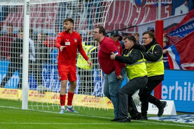 Tummult after an FCH fan got injured, with Julian Niehues FC Heidenheim, 16 , GER, 1 FC Heidenheim vs FC Augsburg, Football, Bundesliga, Matchday 5, Season 2025 2026, 27 09 2025, DFL DFB REGULATIONS PROHIBIT ANY USE OF PHOTOGRAPHS AS IMAGE SEQUENCES AND OR QUASI VIDEO, GER, 1 FC Heidenheim vs FC Augsburg, Football, Bundesliga, Matchday 5, Season 2025 2026, 27 09 2025 Heidenheim Copyright: xEibner-Pressefotox EP_EER
