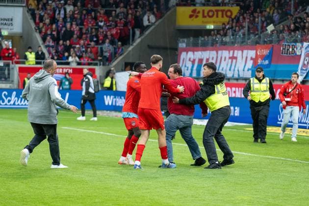Tummult after an FCH fan injured himself, Sirlord Conteh FC Heidenheim, 31 , Julian Niehues FC Heidenheim, 16 with Frank Schmidt FC Heidenheim, Head Coach GER, 1 FC Heidenheim vs FC Augsburg, Football, Bundesliga, Matchday 5, Matchday 2025 2026, 27 09 2025, DFL DFB REGULATES PROHIBIT ANY USE OF PHOTOGRAPHS AS IMAGE SEQUENCES AND OR QUASI VIDEO, GER, 1 FC Heidenheim vs FC Augsburg, Football, Bundesliga, Matchday 5, Matchday 2025 2026, 27 09 2025 Heidenheim Copyright: xEibner-Pressefotox EP_EER