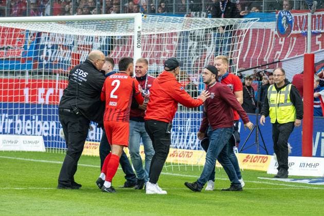 Tummult after an FCH fan got injured, GER, 1 FC Heidenheim vs FC Augsburg, Football, Bundesliga, Matchday 5, Season 2025 2026, 27 09 2025, DFL DFB REGULATES PROHIBIT ANY USE OF PHOTOGRAPHS AS IMAGE SEQUENCES AND OR QUASI VIDEO, GER, 1 FC Heidenheim vs FC Augsburg, Football, Bundesliga, Matchday 5, Season 2025 2026, 27 09 2025 Heidenheim Copyright: xEibner-Pressefotox EP_EER