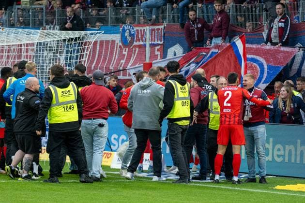 Tummult after an FCH fan got injured, GER, 1 FC Heidenheim vs FC Augsburg, Football, Bundesliga, Matchday 5, Season 2025 2026, 27 09 2025, DFL DFB REGULATES PROHIBIT ANY USE OF PHOTOGRAPHS AS IMAGE SEQUENCES AND OR QUASI VIDEO, GER, 1 FC Heidenheim vs FC Augsburg, Football, Bundesliga, Matchday 5, Season 2025 2026, 27 09 2025 Heidenheim Copyright: xEibner-Pressefotox EP_EER