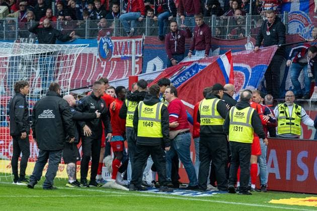 Tummult after an FCH fan got injured, GER, 1 FC Heidenheim vs FC Augsburg, Football, Bundesliga, Matchday 5, Season 2025 2026, 27 09 2025, DFL DFB REGULATES PROHIBIT ANY USE OF PHOTOGRAPHS AS IMAGE SEQUENCES AND OR QUASI VIDEO, GER, 1 FC Heidenheim vs FC Augsburg, Football, Bundesliga, Matchday 5, Season 2025 2026, 27 09 2025 Heidenheim Copyright: xEibner-Pressefotox EP_EER