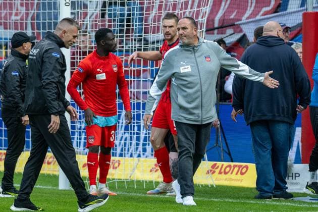 Frank Schmidt FC Heidenheim, Head Coach , GER, 1 FC Heidenheim vs FC Augsburg, Football, Bundesliga, Matchday 5, Season 2025 2026, 27 09 2025, DFL DFB REGULATIONS PROHIBIT ANY USE OF PHOTOGRAPHS AS IMAGE SEQUENCES AND OR QUASI VIDEO, GER, 1 FC Heidenheim vs FC Augsburg, Football, Bundesliga, Matchday 5, Season 2025 2026, 27 09 2025 Heidenheim Copyright: xEibner-Pressefotox EP_EER
