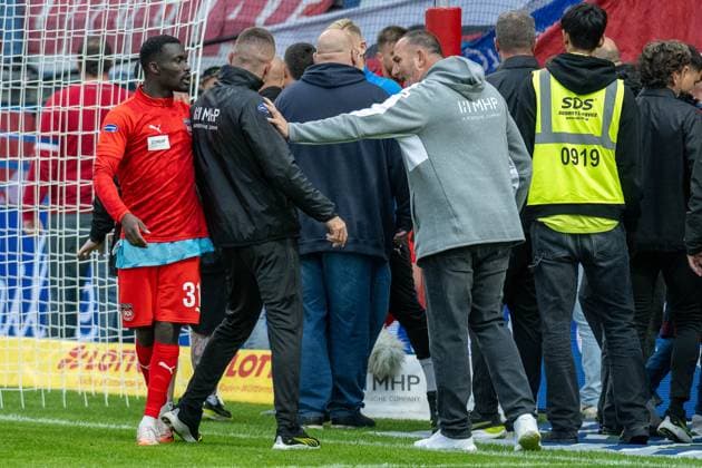 Sirlord Conteh FC Heidenheim, 31 , Frank Schmidt FC Heidenheim, Head Coach , GER, 1 FC Heidenheim vs FC Augsburg, Football, Bundesliga, Matchday 5, Season 2025 2026, 27 09 2025, DFL DFB REGULATIONS PROHIBIT ANY USE OF PHOTOGRAPHS AS IMAGE SEQUENCES AND OR QUASI VIDEO, GER, 1 FC Heidenheim vs FC Augsburg, Football, Bundesliga, Matchday 5, Season 2025 2026, 27 09 2025 Heidenheim Copyright: xEibner-Pressefotox EP_EER