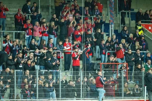 Spectators and fans of Heidenheim applaud the fans of Augsburg for their solidarity, GER, 1 FC Heidenheim vs FC Augsburg, Football, Bundesliga, Matchday 5, Season 2025 2026, 27 09 2025, DFL DFB REGULATES PROHIBIT ANY USE OF PHOTOGRAPHS AS IMAGE SEQUENCES AND OR QUASI VIDEO, GER, 1 FC Heidenheim vs FC Augsburg, Football, Bundesliga, Matchday 5, Season 2025 2026, 27 09 2025 Heidenheim Copyright: xEibner-Pressefotox EP_EER