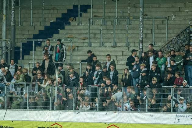 The spectators and fans of Augsburg show solidarity because of an injured fan of FC Heidenheim, GER, 1 FC Heidenheim vs FC Augsburg, Football, Bundesliga, Matchday 5, Season 2025 2026, 27 09 2025, DFL DFB REGULATES PROHIBIT ANY USE OF PHOTOGRAPHS AS IMAGE SEQUENCES AND OR QUASI VIDEO, GER, 1 FC Heidenheim vs FC Augsburg, Football, Bundesliga, Matchday 5, Season 2025 2026, 27 09 2025 Heidenheim Copyright: xEibner-Pressefotox EP_EER