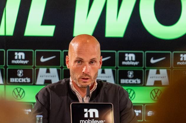 Germany Soccer 1 Bundesliga, Matchday 6 2025 2026, VfL Wolfsburg RB Leipzig on 27 09 2025 in Wolfsburg Volkswagen Arena Paul Simonis Coach VfL Wolfsburg at the PK after the match Copyright: xSvenxHeidmannx