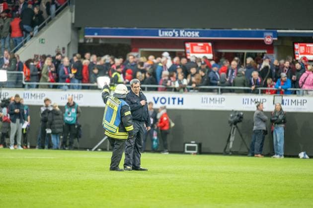 The fire department is on the pitch to brief the ADAC rescue helicopter Christoph 22, GER, 1 FC Heidenheim vs FC Augsburg, Football, Bundesliga, Matchday 5, Season 2025 2026, 27 09 2025, DFL DFB REGULATES PROHIBIT ANY USE OF PHOTOGRAPHS AS IMAGE SEQUENCES AND OR QUASI VIDEO, GER, 1 FC Heidenheim vs FC Augsburg, Football, Bundesliga, Matchday 5, Season 2025 2026, 27 09 2025 Heidenheim Copyright: xEibner-Pressefotox EP_EER