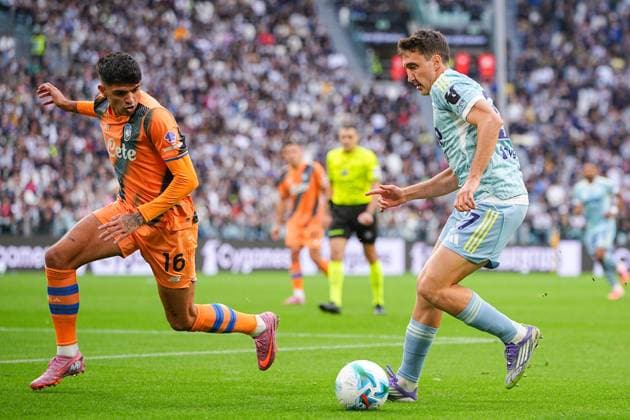 Atalanta s Raoul Bellanova fights for the ball with Juventus Andrea Cambiaso during the Serie A soccer match between Juventus and Atalanta at the Allianz Stadium in Turin, north west Italy - Saturday, Septermber 27, 2025. - Soccer .  Copyright: xMarcoxAlpozzi LaPressex