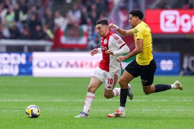 2025-09-27 AFC Ajax v NAC Breda - Dutch Eredivisie AMSTERDAM, NETHERLANDS - SEPTEMBER 27: Oscar Gloukh of AFC Ajax, Mohamed Nassch of NAC Breda during the Dutch Eredivisie match between AFC Ajax and NAC Breda at Johan Cruijff ArenA on September 27, 2025 in Amsterdam, Netherlands. Amsterdam Johan Cruijff ArenA Netherlands Content not available for redistribution in The Netherlands directly or indirectly through any third parties. Copyright: xBenxGalx