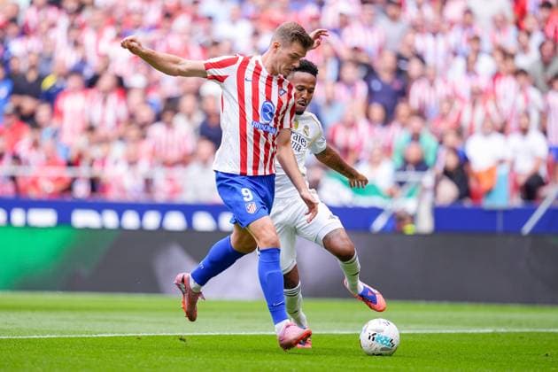 September 27, 2025, Madrid, Madrid, Spain: Eder Militao of Real Madrid CF and Alexander Sorloth of Atletico de Madrid compete for the ball during the Spanish League, LaLiga EA Sports, football match played between Atletico de Madrid and Real Madrid at Riyadh Air Metropolitano stadium on September 27, 2025, in Madrid, Spain. Madrid Spain - ZUMAa181 20250927_zaa_a181_161 Copyright: xDennisxAgyemanx