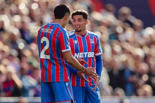 Daniel Munoz (2 Crystal Palace) and Yeremy Pino (10 Crystal Palace) converse during at the Premier League game between Crystal Palace and Liverpool at Selhurst Park in London, England. Copyright: xLiamxAsman SPPx Sportspressphoto_SPR33244