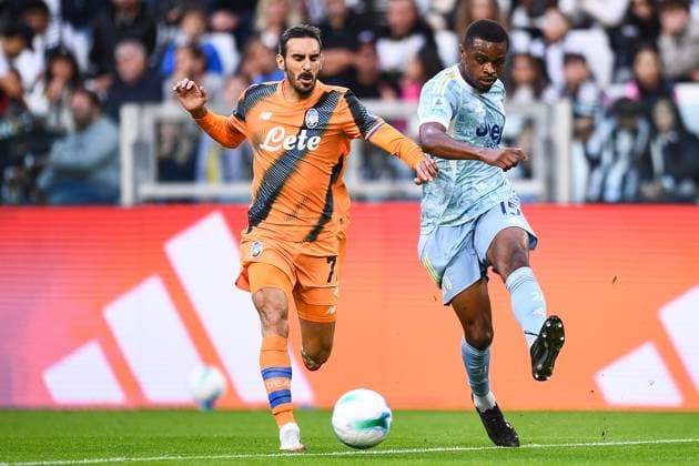 2025-09-27 Juventus FC v Atalanta BC - Serie A TURIN, ITALY - SEPTEMBER 27: Davide Zappacosta of Atalanta BC battles for the ball with Pierre Kalulu of Juventus FC during the Serie A match between Juventus FC and Atalanta BC at Allianz Stadium on September 27, 2025 in Turin, Italy. (Photo by Alberto Gandolfo BSR Agency) Turin Italy Content not available for redistribution in The Netherlands directly or indirectly through any third parties. Copyright: xBSRxAgencyx