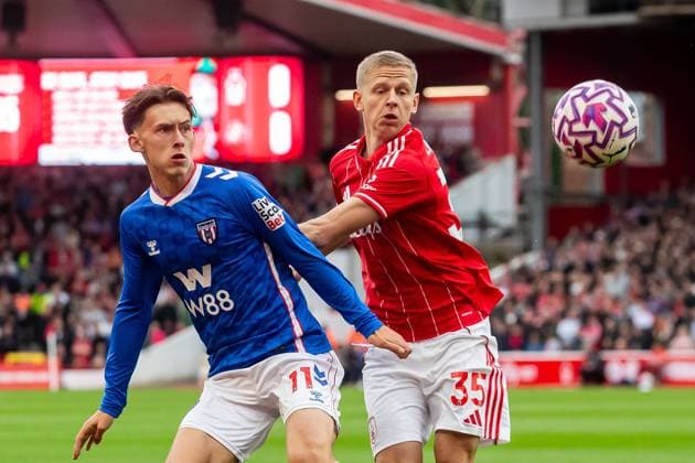 Nottingham Forest v Sunderland Premier League 27 09 2025. Sunderland midfielder Chris Rigg (11) battles for possession with Nottingham Forest defender Oleksandr Zinchenko (35) during the Premier League match between Nottingham Forest and Sunderland at the City Ground, Nottingham, England on 27 September 2025. Nottingham City Ground Nottinghamshire England Editorial use only DataCo restrictions apply See www.football-dataco.com , Copyright: xManjitxNarotrax PSI-22927-0009