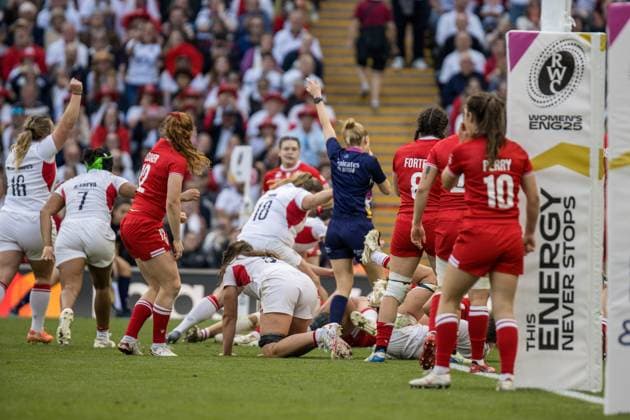Alex Matthews (Back Row ? England and Gloucester-Hartpury) bundles over for another try during the match between Canada and England in the Women s Rugby World Cup 2025 Final at Allianz Park, Twickenham, England on Saturday 27th September 2025. Copyright: xClairexJeffreyx xSPPx Sportspressphoto_SPR33283
