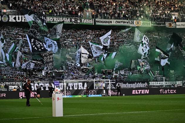 27 09 2025, xjhx, Soccer 1 Bundesliga, Borussia Moenchengladbach Eintracht Frankfurt v l Borussia Mönchengladbach Fans Mood, Scarves, Emotions Cheering at the end Pyrotechnics, Benglos, Smoke, Fog, Fireworks DFL DFB REGULATIONS PROHIBIT ANY USE OF PHOTOGRAPHS as IMAGE SEQUENCES and or QUASI VIDEO Moenchengladbach