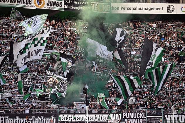 27 09 2025, xjhx, Soccer 1 Bundesliga, Borussia Moenchengladbach Eintracht Frankfurt v l Borussia Mönchengladbach Fans Mood, Scarves, Emotions Cheering at the end Pyrotechnics, Benglos, Smoke, Fog, Fireworks DFL DFB REGULATIONS PROHIBIT ANY USE OF PHOTOGRAPHS as IMAGE SEQUENCES and or QUASI VIDEO Moenchengladbach