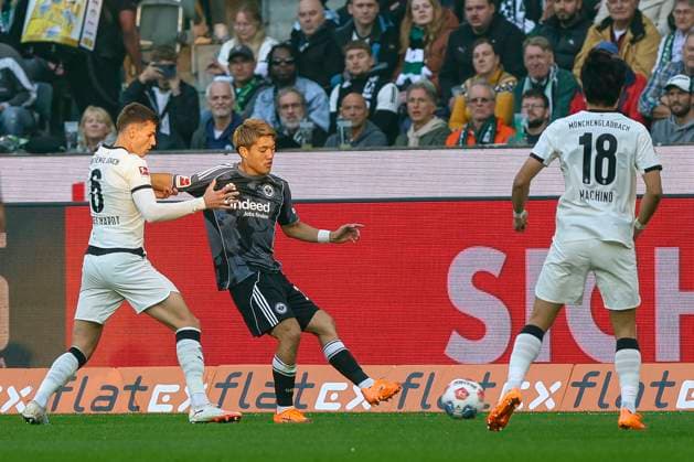 Mönchengladbach, Germany, 27 09 25 Yannik Engelhardt Borussia Mönchengladbach and Ritsu Doan Eintracht Frankfurt fighting for the ball during the Bundesliga match between Borussia Mönchengladbach and Eintracht Frankfurt at the stadium in Borussia Park Mönchengladbach Stadion im Borussia Park North Rhine Westphalia Germany Copyright: xBrauer-Fotoagenturx xAdrianxSchlx