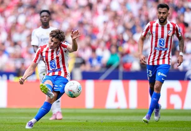 September 27, 2025, Madrid, Madrid, Spain: Julian Alvarez of Atletico de Madrid in action during the Spanish League, LaLiga EA Sports, football match played between Atletico de Madrid and Real Madrid at Riyadh Air Metropolitano stadium on September 27, 2025, in Madrid, Spain. Madrid Spain - ZUMAa181 20250927_zaa_a181_199 Copyright: xDennisxAgyemanx