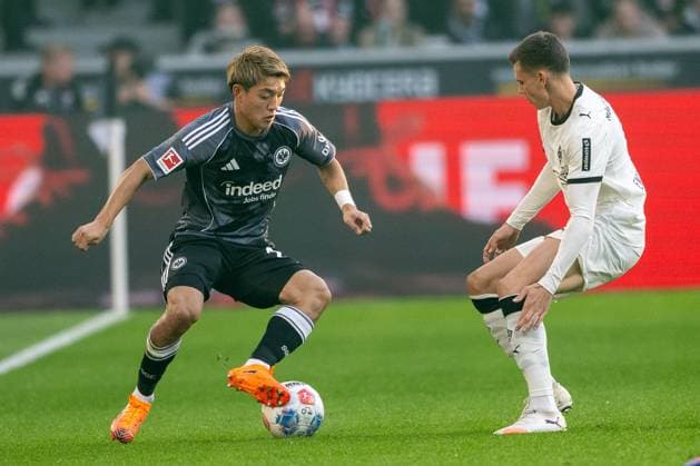 27 09 2025, Soccer 1 Bundesliga, Season 2025 2026, 05 Matchday, Borussia Moenchengladbach Eintracht Frankfurt at Borussia Park in Moenchengladbach duel between Ritsu Doan Eintracht Frankfurt, 20 and Yannik Engelhardt Borussia Moenchengladbach, 06 Important note In accordance with the regulations of the DFL German Football League and the DFB German Football Association, it is prohibited to utilize or have utilized photographs taken in the stadium and or of the match in the form of sequential images and or video-like photo series Foto Kirchner Media Thomas Haesler Copyright: xKirchner-Media ThomasxHaeslerx