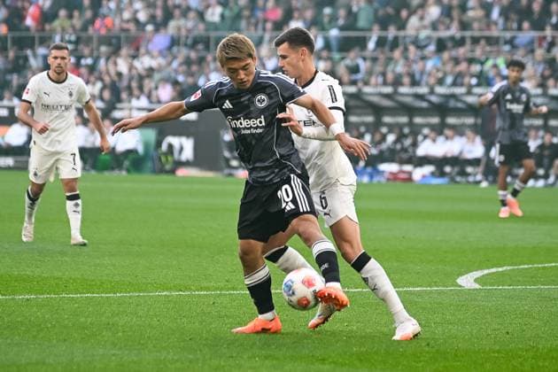 27 09 2025, Soccer 1 Bundesliga, Season 2025 2026, 05 Matchday, Borussia Moenchengladbach Eintracht Frankfurt at Borussia Park in Moenchengladbach duel between Ritsu Doan Eintracht Frankfurt, 20 and Yannik Engelhardt Borussia Moenchengladbach, 06 Important note In accordance with the regulations of the DFL German Football League and the DFB German Football Association, it is prohibited to utilize or have utilized photographs taken in the stadium and or of the match in the form of sequential images and or video-like photo series Foto Kirchner Media Thomas Haesler Copyright: xKirchner-Media ThomasxHaeslerx