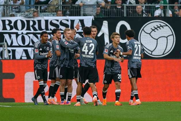 Mönchengladbach, Germany, 27 09 25 Robin Koch Eintracht Frankfurt goal celebration, cheers with his team after scoring the 0 1 goal during the Bundesliga match between Borussia Mönchengladbach vs Eintracht Frankfurt at the stadium in Borussia Park Mönchengladbach stadium in Borussia Park North Rhine Westphalia Germany Copyright: xBrauer-Fotoagenturx xAdrianxSchlx