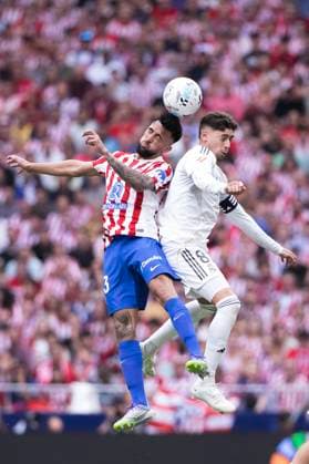 LA LIGA EA Sports - Atletico de Madrid vs Real Madrid MADRID,SPAIN - 27 September: Nico Gonzalez of Atletico de Madrid and Federico Valverde of Real Madrid fight for the ball during the La Liga 2025 26 match between Atletico de Madrid and Real Madrid at Riyadh Air Metropolitano Stadium. (Photo by Guillermo Martinez) Madrid Riyadh Air Metropolitano Stadium Spain Copyright: xGuillermoxMartinezx