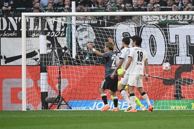 27 09 2025, xjhx, Soccer 1 Bundesliga, Borussia Moenchengladbach Eintracht Frankfurt v l Ritsu Doan Eintracht Frankfurt and Moritz Nicolas Borussia Mönchengladbach scoring the 0 1 DFL DFB REGULATIONS PROHIBIT ANY USE OF PHOTOGRAPHS as IMAGE SEQUENCES and or QUASI VIDEO Moenchengladbach