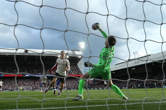 27th September 2025; Selhurst Park, Selhurst, London, England; Premier League Football, Crystal Palace versus Liverpool; goalkeeper Dean Henderson of Crystal Palace makes a reaction save from Florian Wirtz of Liverpool  KatiexChan