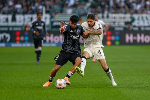 Mönchengladbach, Germany, 27 09 25 Can Yilmaz Uzun Eintracht Frankfurt and Kevin Diks Borussia Mönchengladbach fighting for the ball during the Bundesliga match between Borussia Mönchengladbach and Eintracht Frankfurt at the stadium in Borussia Park Mönchengladbach Stadion im Borussia Park North Rhine Westphalia Germany Copyright: xBrauer-Fotoagenturx xAdrianxSchlx