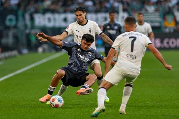 Mönchengladbach, Germany, 27 09 25 Can Yilmaz Uzun Eintracht Frankfurt and Kevin Diks Borussia Mönchengladbach fighting for the ball during the Bundesliga match between Borussia Mönchengladbach and Eintracht Frankfurt at the stadium in Borussia Park Mönchengladbach Stadion im Borussia Park North Rhine Westphalia Germany Copyright: xBrauer-Fotoagenturx xAdrianxSchlx