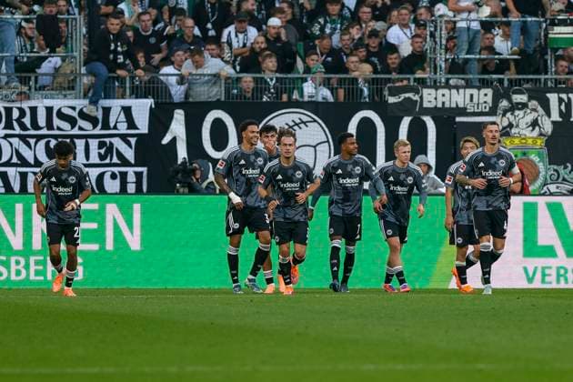 Mönchengladbach, Germany, 27 09 25 Ansgar Knauff Eintracht Frankfurt goal celebration, cheers with his team after scoring the 0 2 goal during the Bundesliga match between Borussia Mönchengladbach vs Eintracht Frankfurt at Borussia Park Mönchengladbach Stadion im Borussia Park North Rhine Westphalia Germany Copyright: xBrauer-Fotoagenturx xAdrianxSchlx