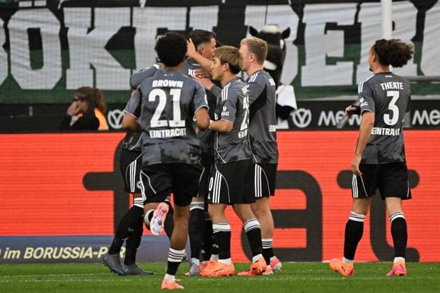 27 09 2025, xjhx, Fußball 1 Bundesliga, Borussia Moenchengladbach Eintracht Frankfurt v l Torjubel nach dem Tor zum celebrating the goal celebrate 0 1 durch Robin Koch Eintracht Frankfurt DFL DFB REGULATIONS PROHIBIT ANY USE OF PHOTOGRAPHS as IMAGE SEQUENCES and or QUASI VIDEO Moenchengladbach