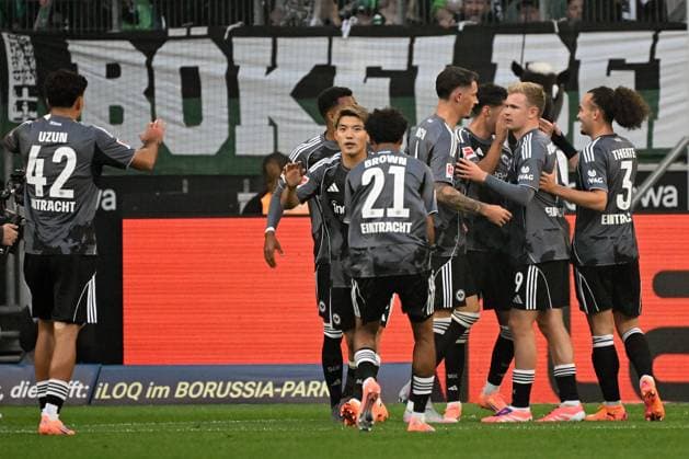 27 09 2025, xjhx, Fußball 1 Bundesliga, Borussia Moenchengladbach Eintracht Frankfurt v l Torjubel nach dem Tor zum celebrating the goal celebrate 0 1 durch Robin Koch Eintracht Frankfurt DFL DFB REGULATIONS PROHIBIT ANY USE OF PHOTOGRAPHS as IMAGE SEQUENCES and or QUASI VIDEO Moenchengladbach
