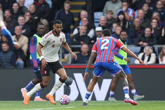 27th September 2025; Selhurst Park, Selhurst, London, England; Premier League Football, Crystal Palace versus Liverpool; Cody Gakpo of Liverpool takes on Daniel Munoz of Crystal Palace  KatiexChan