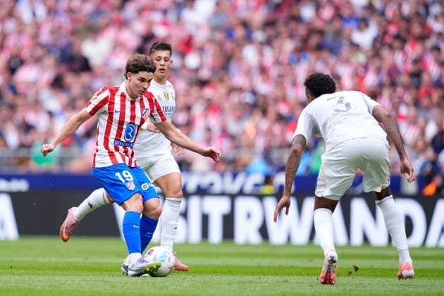 September 27, 2025, Madrid, Madrid, Spain: Julian Alvarez of Atletico de Madrid in action during the Spanish League, LaLiga EA Sports, football match played between Atletico de Madrid and Real Madrid at Riyadh Air Metropolitano stadium on September 27, 2025, in Madrid, Spain. Madrid Spain - ZUMAa181 20250927_zaa_a181_215 Copyright: xDennisxAgyemanx