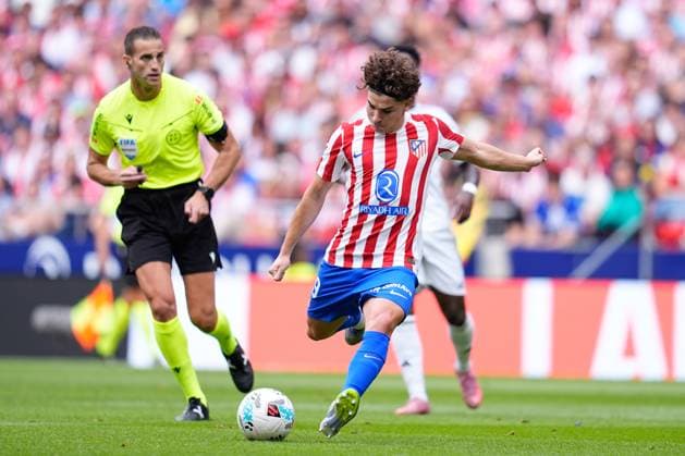 September 27, 2025, Madrid, Madrid, Spain: Julian Alvarez of Atletico de Madrid in action during the Spanish League, LaLiga EA Sports, football match played between Atletico de Madrid and Real Madrid at Riyadh Air Metropolitano stadium on September 27, 2025, in Madrid, Spain. Madrid Spain - ZUMAa181 20250927_zaa_a181_220 Copyright: xDennisxAgyemanx