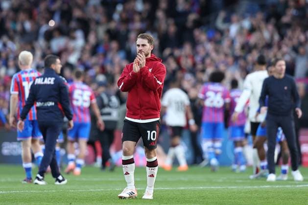 27th September 2025; Selhurst Park, Selhurst, London, England; Premier League Football, Crystal Palace versus Liverpool; Alexis Mac Allister of Liverpool thanking the fans after the match  KatiexChan