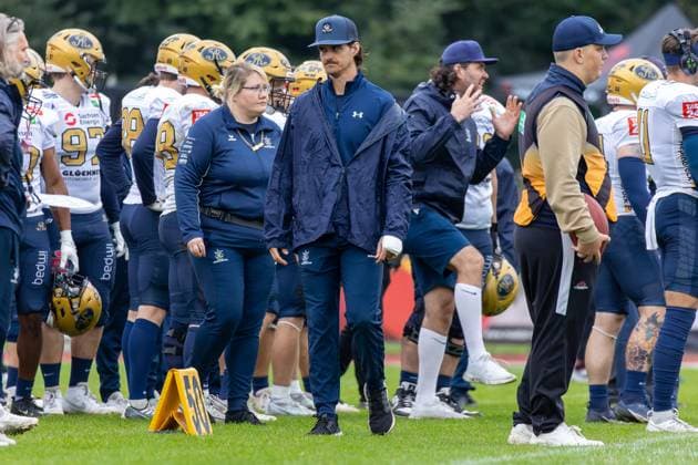 Injured Justin Miller (Dresden Monarchs, 12 Quarterback) ifm Razorbacks Ravensburg vs. Dresden Monarchs, American Football, German Football League, Week 21, 2025, 27.09.2025, Weingarten TeleData Stadion am Lindenhof Germany Copyright: xFootxBowl SebastianxJustx