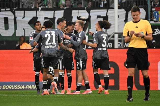27 09 2025, xjhx, Fußball 1 Bundesliga, Borussia Moenchengladbach Eintracht Frankfurt v l Torjubel nach dem Tor zum celebrating the goal celebrate 0 1 durch Robin Koch Eintracht Frankfurt DFL DFB REGULATIONS PROHIBIT ANY USE OF PHOTOGRAPHS as IMAGE SEQUENCES and or QUASI VIDEO Moenchengladbach