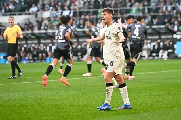27 09 2025, Soccer 1 Bundesliga, Season 2025 2026, Matchday 05, Borussia Moenchengladbach Eintracht Frankfurt at Borussia Park in Moenchengladbach After the goal for 2 0, Lukas Ullrich Borussia Moenchengladbach complains, 26 to the linesman Important note In accordance with the regulations of the DFL German Football League and the DFB German Football Association, it is prohibited to use or have used photographs taken in the stadium or of the match in the form of sequential images or video-like photo series Foto Kirchner Media Thomas Haesler Copyright: xKirchner-Media ThomasxHaeslerx