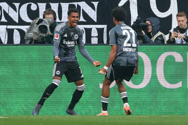 1 Bundesliga Borussia Mönchengladbach Eintracht Frankfurt on 27 09 2025 at Borussia Park in Mönchengladbach Cheering, goal celebration, goal scorer, goal scorer Ansgar Knauff Frankfurt 7 cheers after his goal to 0 to 2 with Nathaniel Nene Brown Frankfurt 21 MH