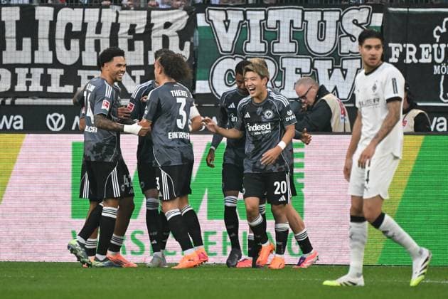 27 09 2025, xjhx, Fußball 1 Bundesliga, Borussia Moenchengladbach Eintracht Frankfurt v l Torjubel nach dem Tor zum celebrating the goal celebrate 0 2 durch Ansgar Knauff Eintracht Frankfurt DFL DFB REGULATIONS PROHIBIT ANY USE OF PHOTOGRAPHS as IMAGE SEQUENCES and or QUASI VIDEO Moenchengladbach