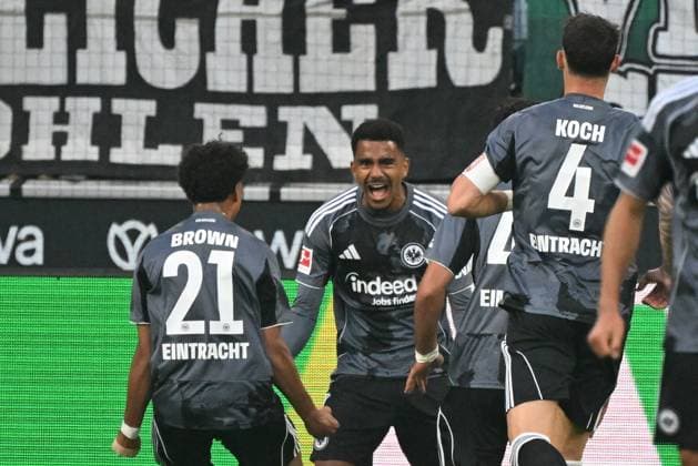 27 09 2025, xjhx, Fußball 1 Bundesliga, Borussia Moenchengladbach Eintracht Frankfurt v l Torjubel nach dem Tor zum celebrating the goal celebrate 0 2 durch Ansgar Knauff Eintracht Frankfurt DFL DFB REGULATIONS PROHIBIT ANY USE OF PHOTOGRAPHS as IMAGE SEQUENCES and or QUASI VIDEO Moenchengladbach