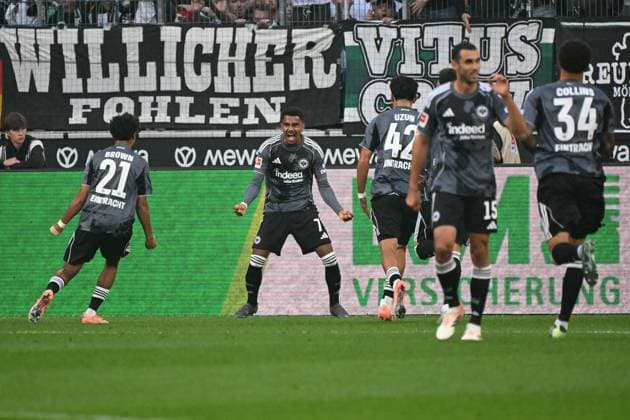 27 09 2025, xjhx, Fußball 1 Bundesliga, Borussia Moenchengladbach Eintracht Frankfurt v l Torjubel nach dem Tor zum celebrating the goal celebrate 0 2 durch Ansgar Knauff Eintracht Frankfurt DFL DFB REGULATIONS PROHIBIT ANY USE OF PHOTOGRAPHS as IMAGE SEQUENCES and or QUASI VIDEO Moenchengladbach