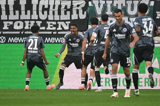27 09 2025, xjhx, Fußball 1 Bundesliga, Borussia Moenchengladbach Eintracht Frankfurt v l Torjubel nach dem Tor zum celebrating the goal celebrate 0 2 durch Ansgar Knauff Eintracht Frankfurt DFL DFB REGULATIONS PROHIBIT ANY USE OF PHOTOGRAPHS as IMAGE SEQUENCES and or QUASI VIDEO Moenchengladbach