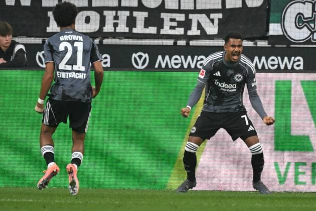 27 09 2025, xjhx, Fußball 1 Bundesliga, Borussia Moenchengladbach Eintracht Frankfurt v l Torjubel nach dem Tor zum celebrating the goal celebrate 0 2 durch Ansgar Knauff Eintracht Frankfurt DFL DFB REGULATIONS PROHIBIT ANY USE OF PHOTOGRAPHS as IMAGE SEQUENCES and or QUASI VIDEO Moenchengladbach
